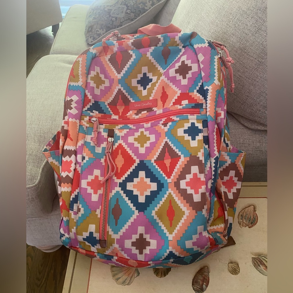 Gorgeous print on this classic Vera Bradley back pack. Great condition.